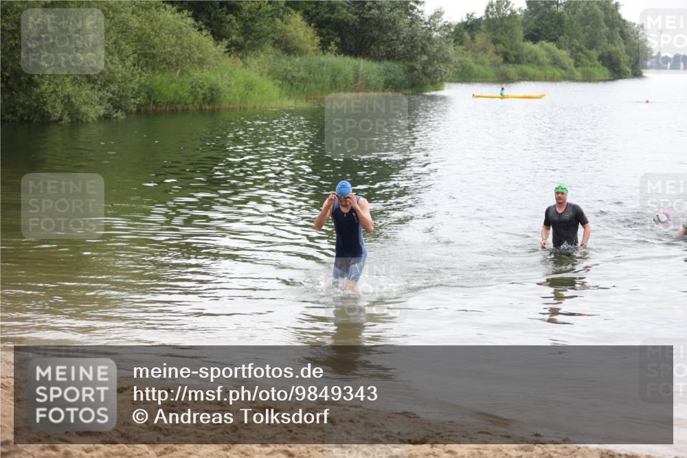 21.06.2026 - 29. Vierlanden-Triathlon Andreas Tolksdorf http://msf.ph/oto/9849343 21.06.2026 10:05:28 Schwimmen 429, 448 meine-sportfotos.de