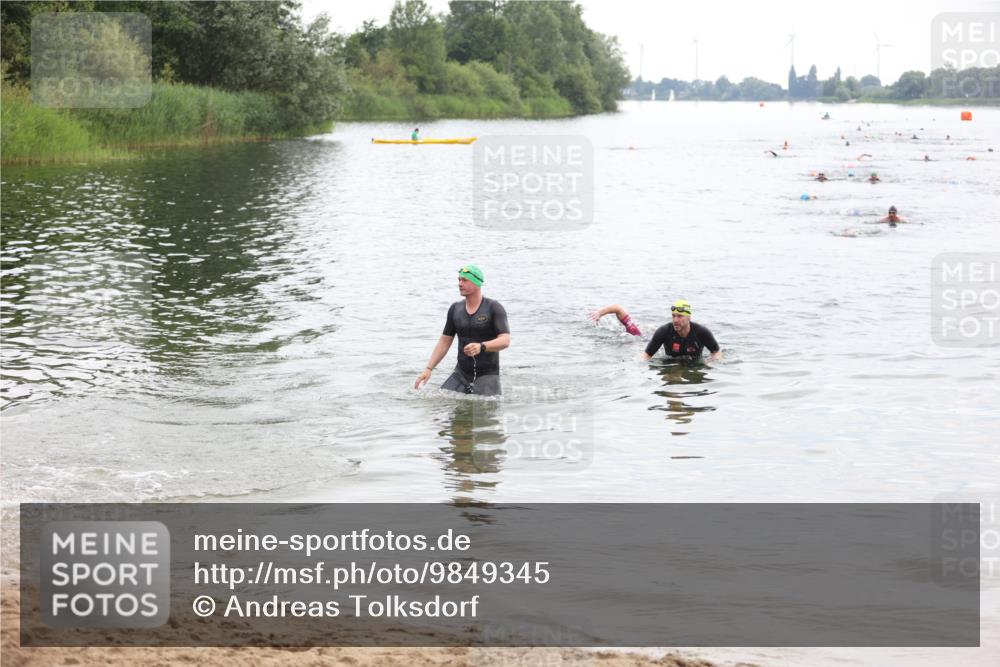 21.06.2026 - 29. Vierlanden-Triathlon Andreas Tolksdorf http://msf.ph/oto/9849345 21.06.2026 10:05:31 Schwimmen 395, 414, 429, 448 meine-sportfotos.de