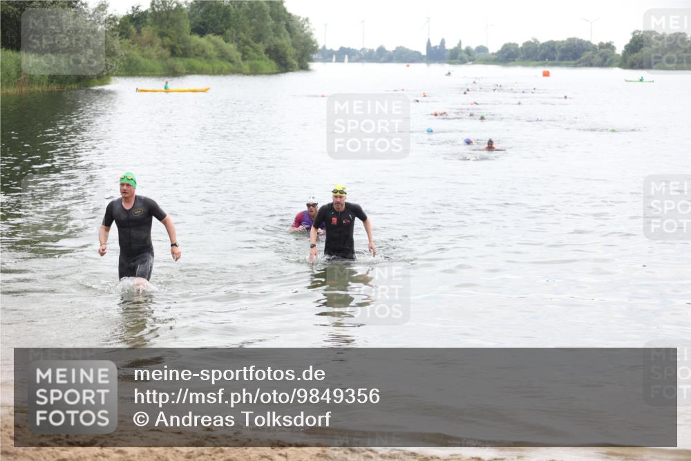 21.06.2026 - 29. Vierlanden-Triathlon Andreas Tolksdorf http://msf.ph/oto/9849356 21.06.2026 10:05:33 Schwimmen 395, 414, 429, 448 meine-sportfotos.de