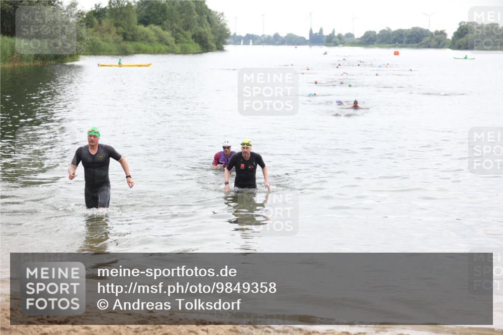 21.06.2026 - 29. Vierlanden-Triathlon Andreas Tolksdorf http://msf.ph/oto/9849358 21.06.2026 10:05:33 Schwimmen 395, 414, 429, 448 meine-sportfotos.de