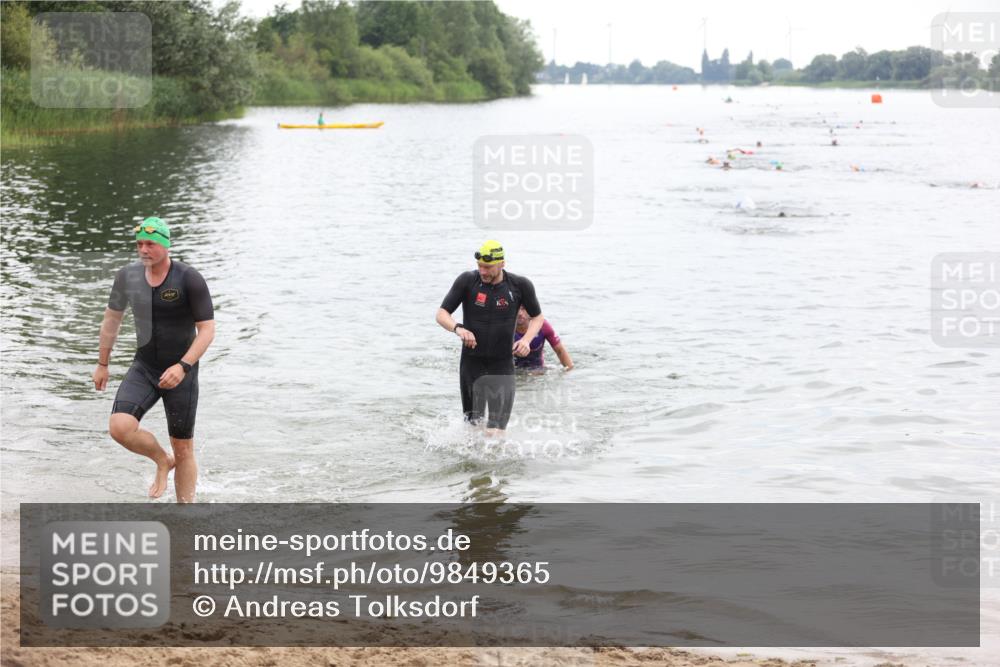 21.06.2026 - 29. Vierlanden-Triathlon Andreas Tolksdorf http://msf.ph/oto/9849365 21.06.2026 10:05:35 Schwimmen 395, 414, 429, 448 meine-sportfotos.de
