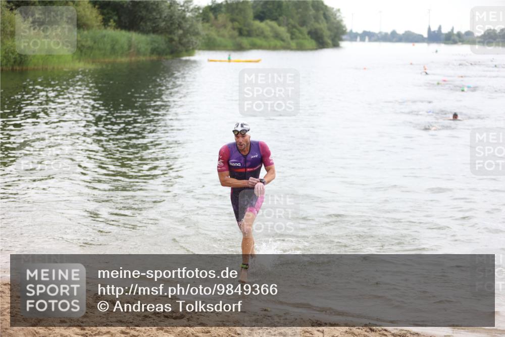 21.06.2026 - 29. Vierlanden-Triathlon Andreas Tolksdorf http://msf.ph/oto/9849366 21.06.2026 10:05:41 Schwimmen 395, 414, 429 meine-sportfotos.de