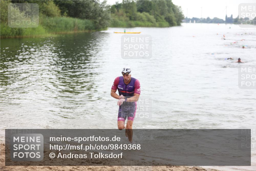 21.06.2026 - 29. Vierlanden-Triathlon Andreas Tolksdorf http://msf.ph/oto/9849368 21.06.2026 10:05:41 Schwimmen 395, 414, 429 meine-sportfotos.de