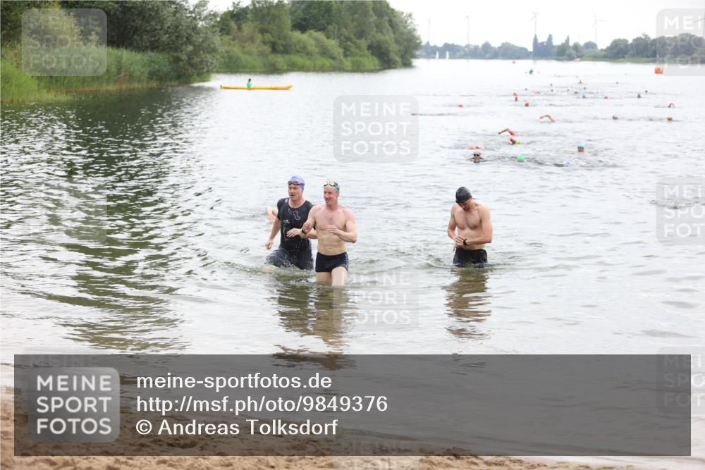 21.06.2026 - 29. Vierlanden-Triathlon Andreas Tolksdorf http://msf.ph/oto/9849376 21.06.2026 10:06:07 Schwimmen 444, 464 meine-sportfotos.de