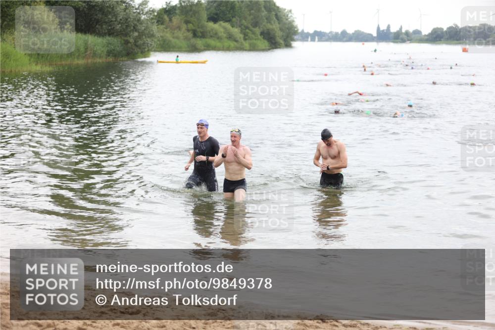 21.06.2026 - 29. Vierlanden-Triathlon Andreas Tolksdorf http://msf.ph/oto/9849378 21.06.2026 10:06:07 Schwimmen 444, 464 meine-sportfotos.de
