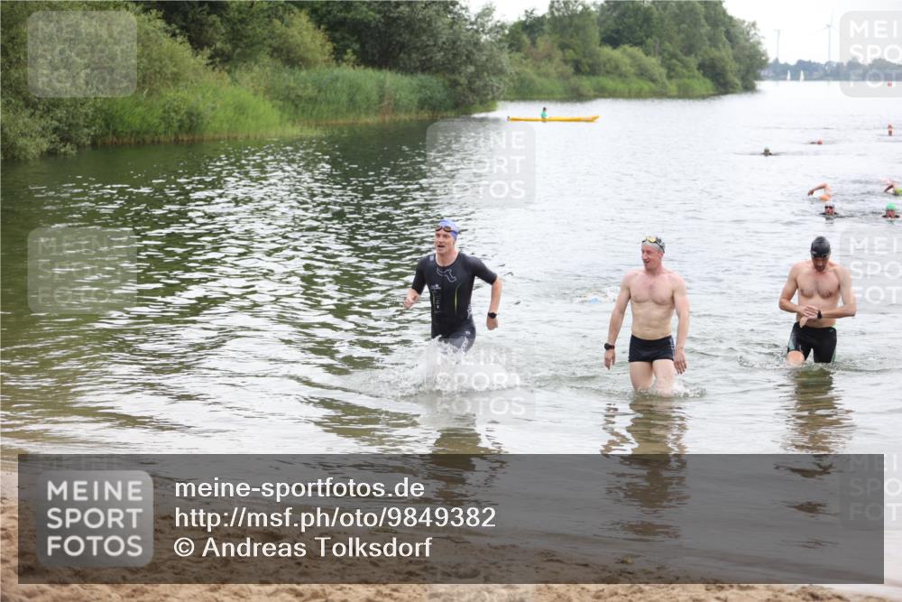 21.06.2026 - 29. Vierlanden-Triathlon Andreas Tolksdorf http://msf.ph/oto/9849382 21.06.2026 10:06:08 Schwimmen 444, 464 meine-sportfotos.de