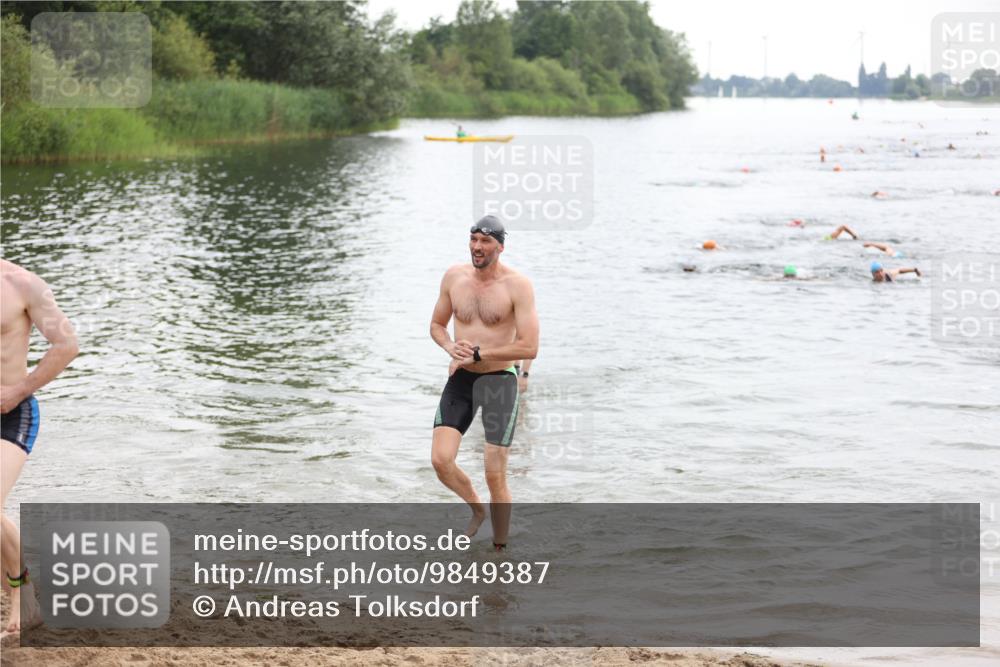 21.06.2026 - 29. Vierlanden-Triathlon Andreas Tolksdorf http://msf.ph/oto/9849387 21.06.2026 10:06:15 Schwimmen 438, 444, 458, 467 meine-sportfotos.de