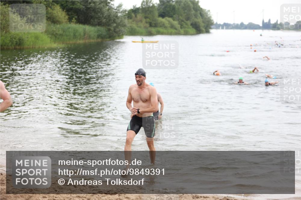 21.06.2026 - 29. Vierlanden-Triathlon Andreas Tolksdorf http://msf.ph/oto/9849391 21.06.2026 10:06:15 Schwimmen 438, 444, 458, 467 meine-sportfotos.de