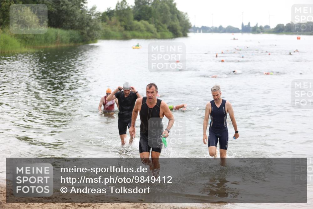 21.06.2026 - 29. Vierlanden-Triathlon Andreas Tolksdorf http://msf.ph/oto/9849412 21.06.2026 10:06:34 Schwimmen 394, 397, 410, 417, 447 meine-sportfotos.de
