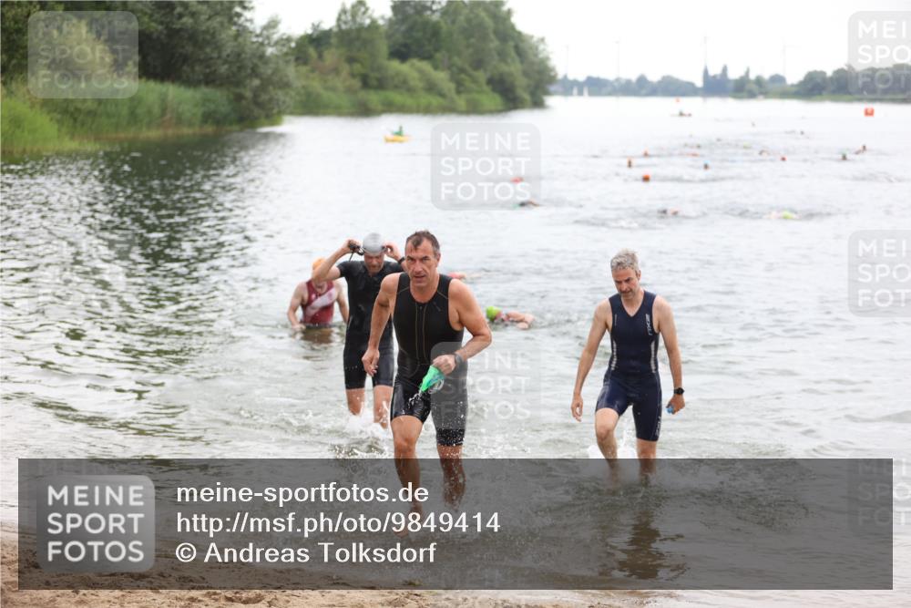 21.06.2026 - 29. Vierlanden-Triathlon Andreas Tolksdorf http://msf.ph/oto/9849414 21.06.2026 10:06:34 Schwimmen 394, 397, 410, 417, 447 meine-sportfotos.de