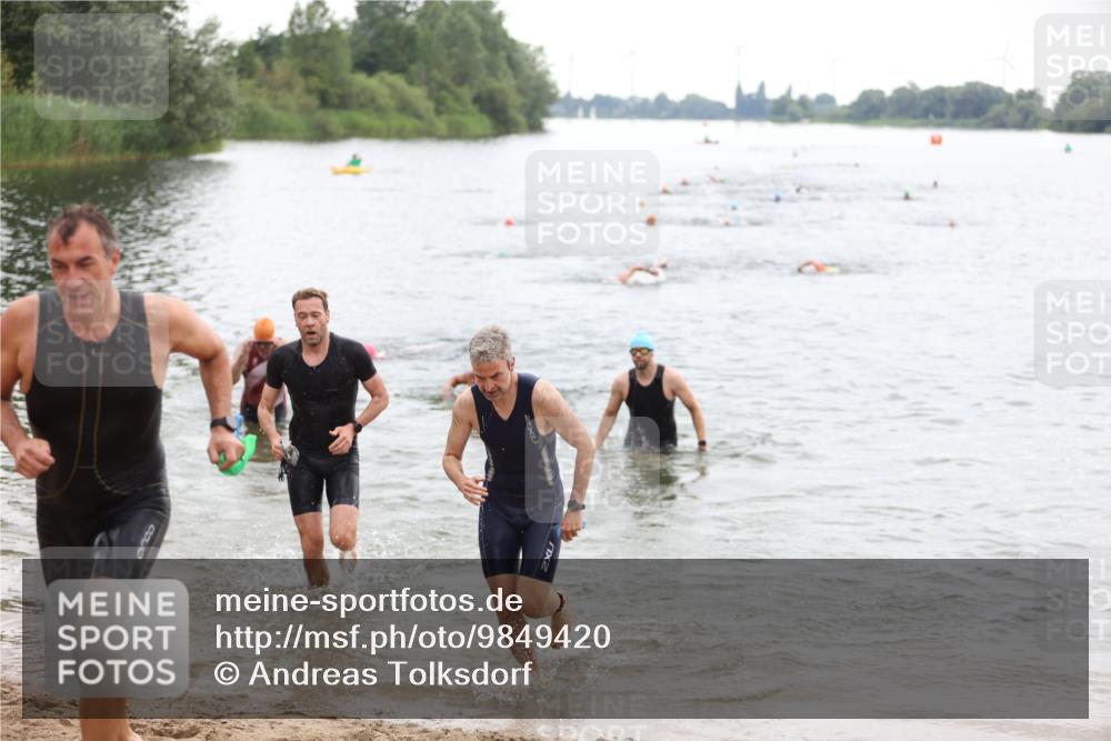 21.06.2026 - 29. Vierlanden-Triathlon Andreas Tolksdorf http://msf.ph/oto/9849420 21.06.2026 10:06:36 Schwimmen 394, 397, 410, 417, 443, 447 meine-sportfotos.de