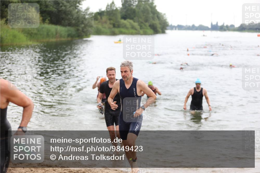 21.06.2026 - 29. Vierlanden-Triathlon Andreas Tolksdorf http://msf.ph/oto/9849423 21.06.2026 10:06:37 Schwimmen 394, 397, 410, 417, 443, 447 meine-sportfotos.de