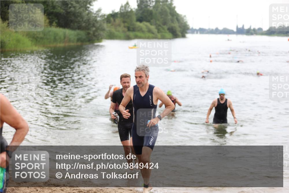 21.06.2026 - 29. Vierlanden-Triathlon Andreas Tolksdorf http://msf.ph/oto/9849424 21.06.2026 10:06:37 Schwimmen 394, 397, 410, 417, 443, 447 meine-sportfotos.de