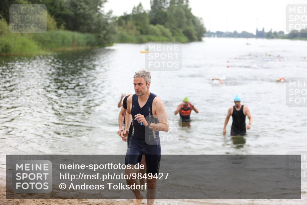 21.06.2026 - 29. Vierlanden-Triathlon Andreas Tolksdorf http://msf.ph/oto/9849427 21.06.2026 10:06:37 Schwimmen 394, 397, 410, 417, 443, 447 meine-sportfotos.de