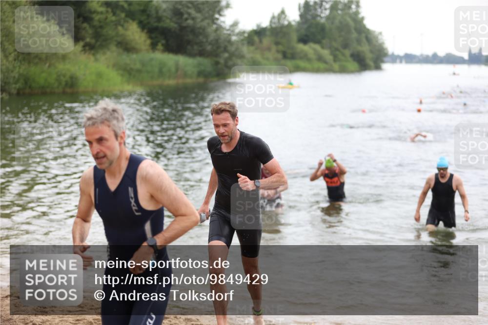 21.06.2026 - 29. Vierlanden-Triathlon Andreas Tolksdorf http://msf.ph/oto/9849429 21.06.2026 10:06:38 Schwimmen 394, 397, 410, 417, 443, 447 meine-sportfotos.de