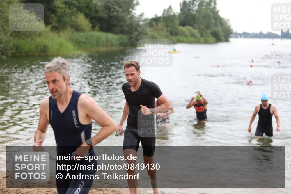 21.06.2026 - 29. Vierlanden-Triathlon Andreas Tolksdorf http://msf.ph/oto/9849430 21.06.2026 10:06:38 Schwimmen 394, 397, 410, 417, 443, 447 meine-sportfotos.de