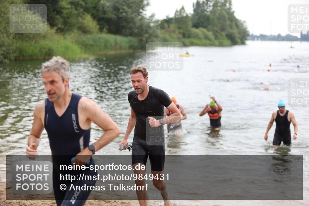 21.06.2026 - 29. Vierlanden-Triathlon Andreas Tolksdorf http://msf.ph/oto/9849431 21.06.2026 10:06:38 Schwimmen 394, 397, 410, 417, 443, 447 meine-sportfotos.de