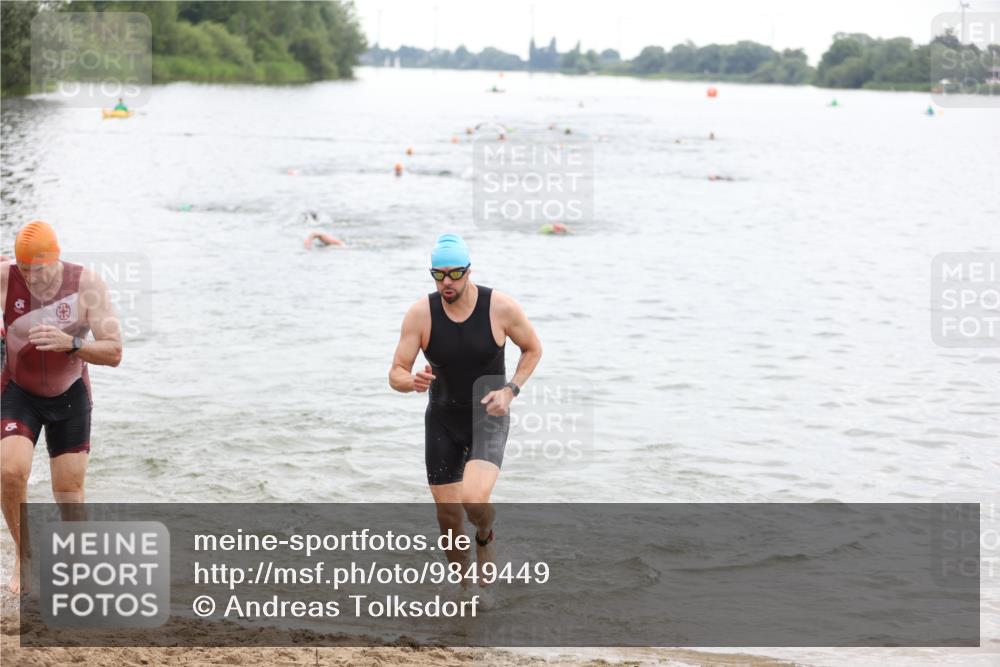 21.06.2026 - 29. Vierlanden-Triathlon Andreas Tolksdorf http://msf.ph/oto/9849449 21.06.2026 10:06:44 Schwimmen 394, 417, 443, 447 meine-sportfotos.de