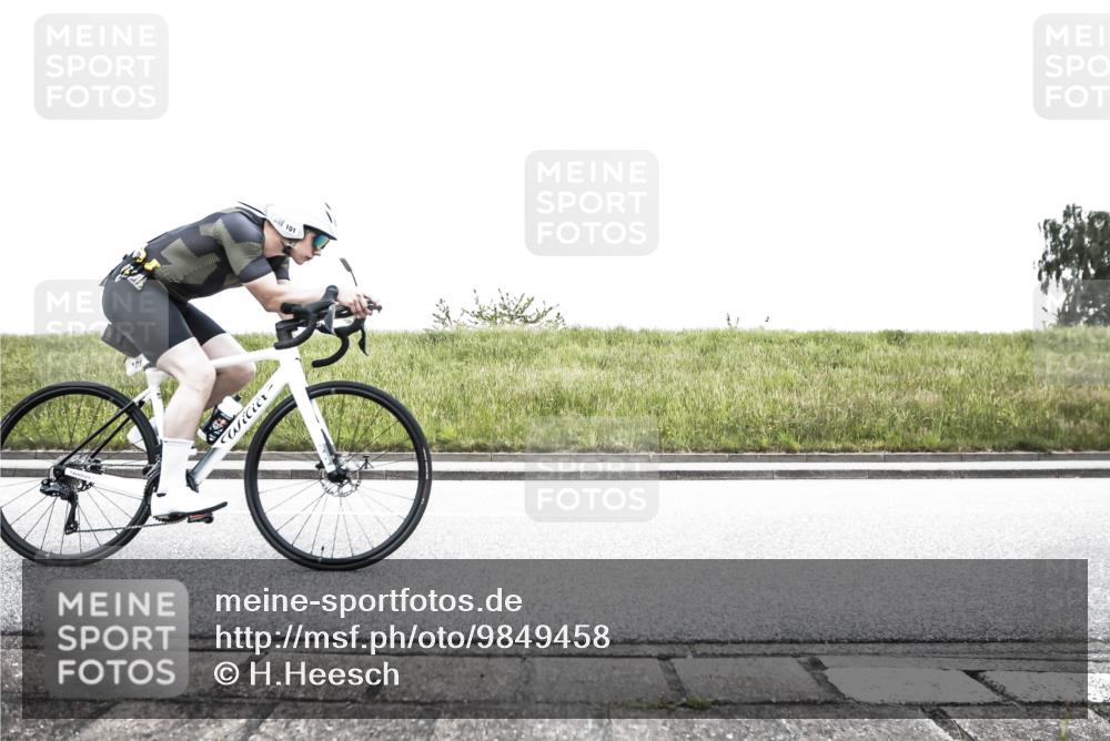 21.06.2026 - 29. Vierlanden-Triathlon H.Heesch http://msf.ph/oto/9849458 21.06.2026 10:27:20 Radfahren 24, 89, 101, 223, 339, 378, 385, 391, 486, 513 meine-sportfotos.de