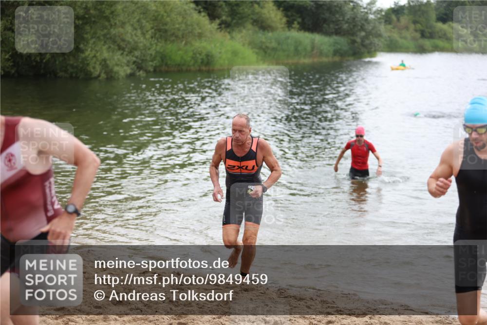 21.06.2026 - 29. Vierlanden-Triathlon Andreas Tolksdorf http://msf.ph/oto/9849459 21.06.2026 10:06:45 Schwimmen 394, 443, 447 meine-sportfotos.de