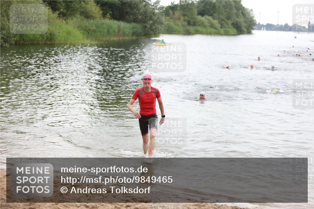 21.06.2026 - 29. Vierlanden-Triathlon Andreas Tolksdorf http://msf.ph/oto/9849465 21.06.2026 10:06:52 Schwimmen 409, 443 meine-sportfotos.de
