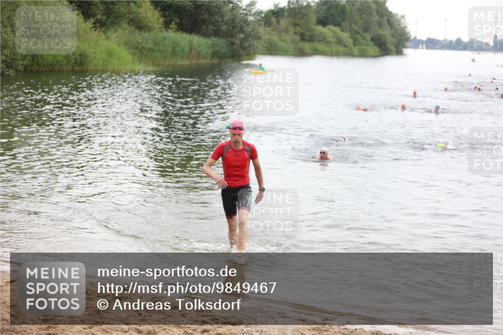 21.06.2026 - 29. Vierlanden-Triathlon Andreas Tolksdorf http://msf.ph/oto/9849467 21.06.2026 10:06:52 Schwimmen 409, 443 meine-sportfotos.de