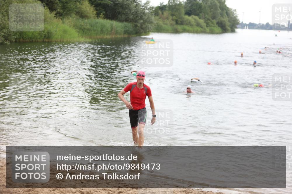 21.06.2026 - 29. Vierlanden-Triathlon Andreas Tolksdorf http://msf.ph/oto/9849473 21.06.2026 10:06:52 Schwimmen 409, 443 meine-sportfotos.de