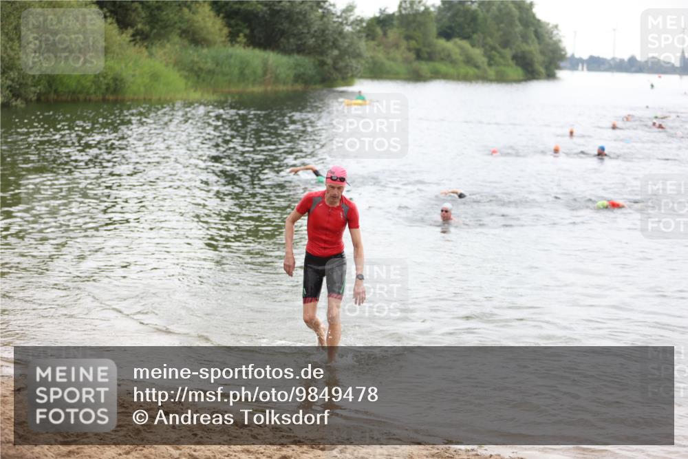 21.06.2026 - 29. Vierlanden-Triathlon Andreas Tolksdorf http://msf.ph/oto/9849478 21.06.2026 10:06:52 Schwimmen 409, 443 meine-sportfotos.de