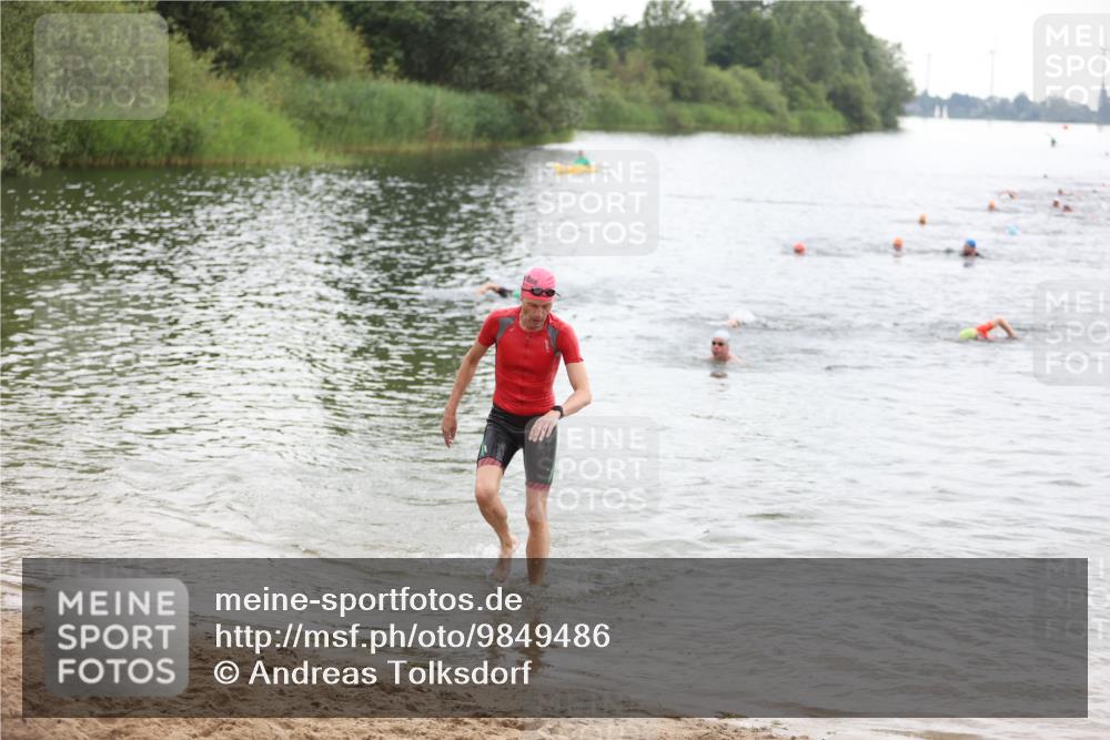 21.06.2026 - 29. Vierlanden-Triathlon Andreas Tolksdorf http://msf.ph/oto/9849486 21.06.2026 10:06:52 Schwimmen 409, 443 meine-sportfotos.de