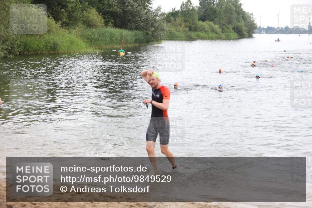 21.06.2026 - 29. Vierlanden-Triathlon Andreas Tolksdorf http://msf.ph/oto/9849529 21.06.2026 10:07:13 Schwimmen 425, 428, 445, 474 meine-sportfotos.de