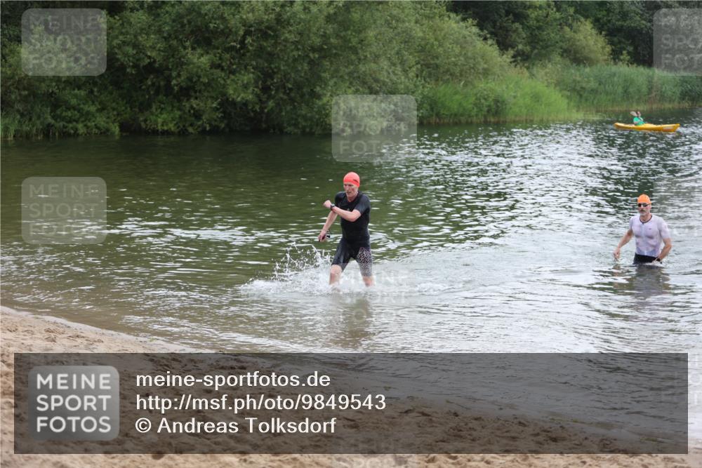 21.06.2026 - 29. Vierlanden-Triathlon Andreas Tolksdorf http://msf.ph/oto/9849543 21.06.2026 10:07:26 Schwimmen 424, 475 meine-sportfotos.de
