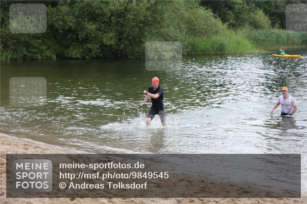 21.06.2026 - 29. Vierlanden-Triathlon Andreas Tolksdorf http://msf.ph/oto/9849545 21.06.2026 10:07:26 Schwimmen 424, 475 meine-sportfotos.de