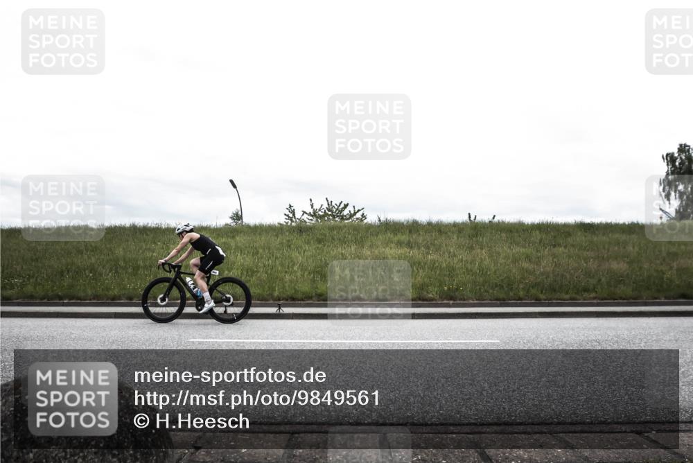 21.06.2026 - 29. Vierlanden-Triathlon H.Heesch http://msf.ph/oto/9849561 21.06.2026 12:02:54 Radfahren 292, 734, 772, 846, 866, 869, 870, 881 meine-sportfotos.de