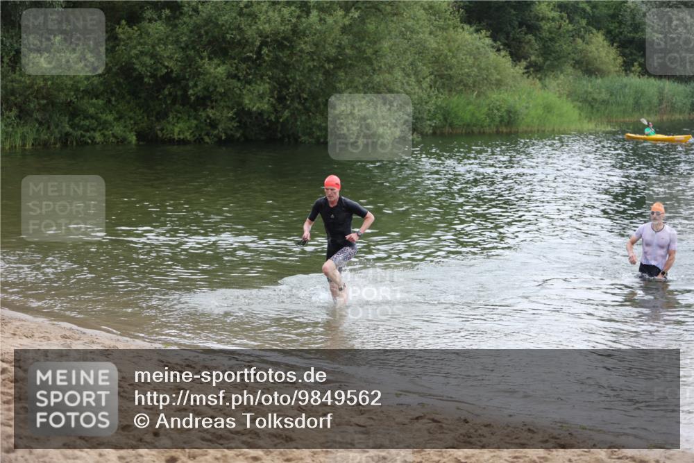 21.06.2026 - 29. Vierlanden-Triathlon Andreas Tolksdorf http://msf.ph/oto/9849562 21.06.2026 10:07:26 Schwimmen 424, 475 meine-sportfotos.de