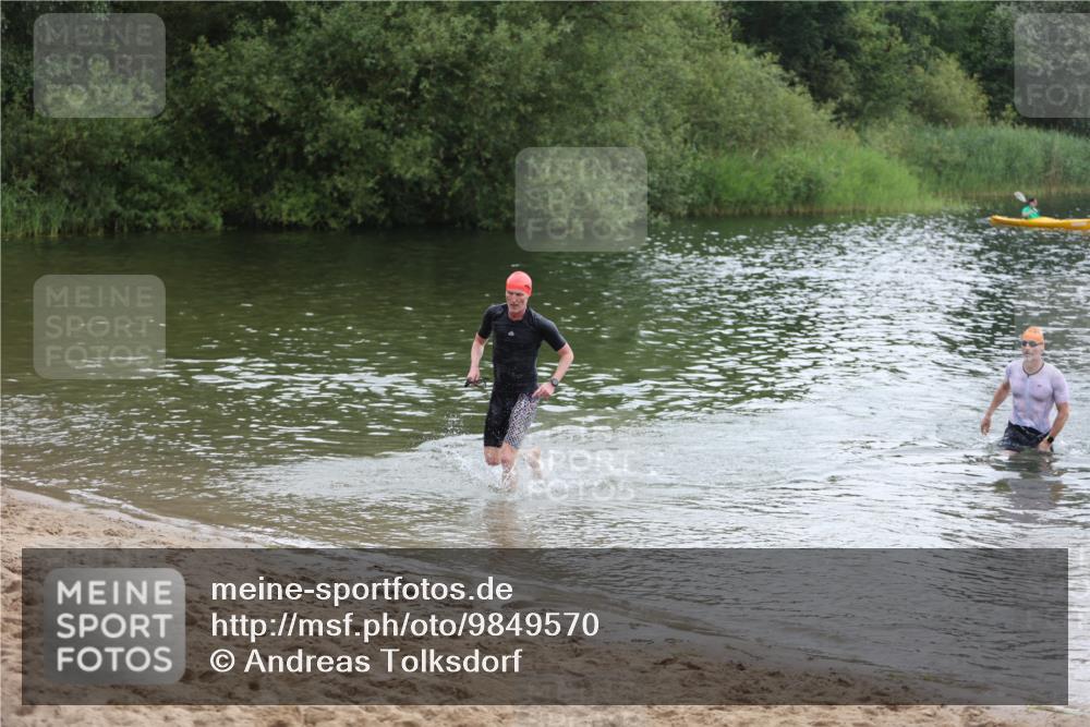 21.06.2026 - 29. Vierlanden-Triathlon Andreas Tolksdorf http://msf.ph/oto/9849570 21.06.2026 10:07:26 Schwimmen 424, 475 meine-sportfotos.de