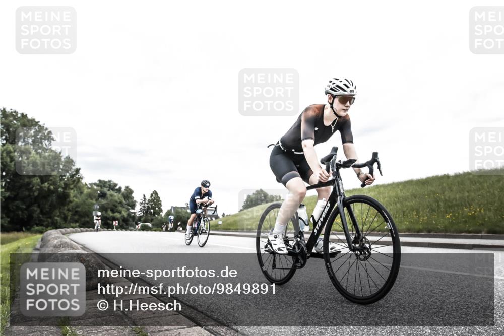 21.06.2026 - 29. Vierlanden-Triathlon H.Heesch http://msf.ph/oto/9849891 21.06.2026 10:27:16 Radfahren 24, 89, 101, 486 meine-sportfotos.de