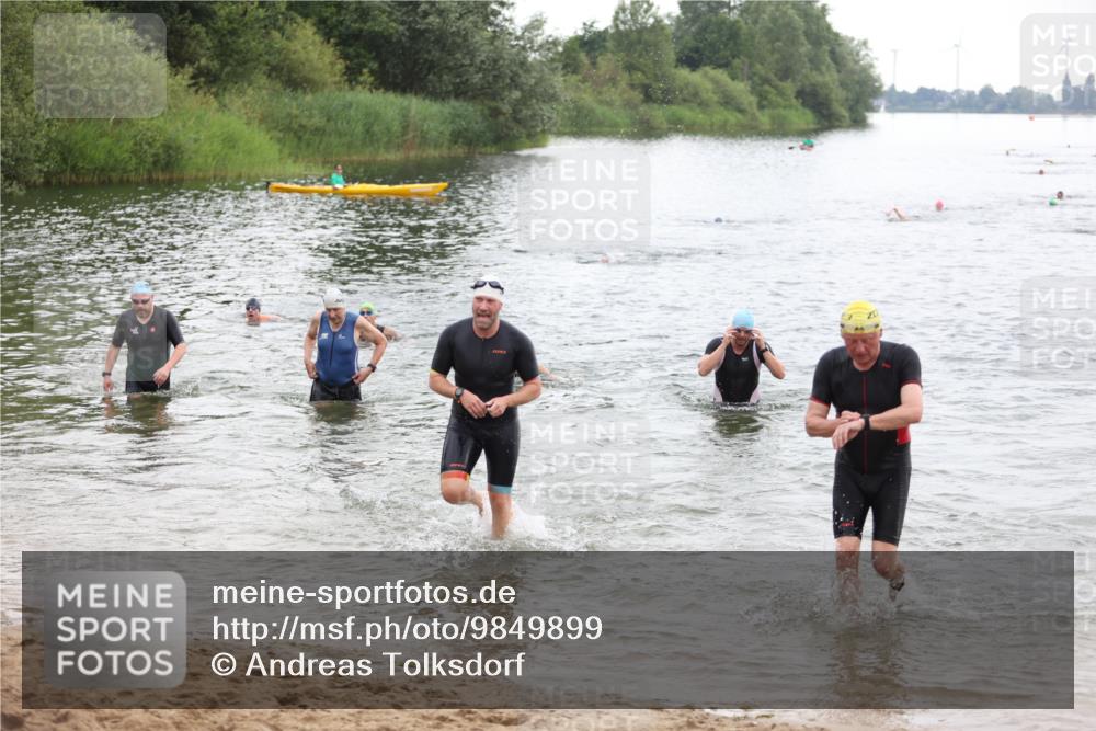 21.06.2026 - 29. Vierlanden-Triathlon Andreas Tolksdorf http://msf.ph/oto/9849899 21.06.2026 10:08:16 Schwimmen 392, 399, 419, 446, 452, 476, 477 meine-sportfotos.de