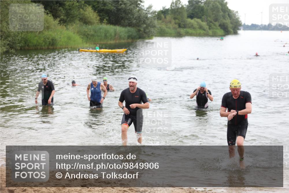 21.06.2026 - 29. Vierlanden-Triathlon Andreas Tolksdorf http://msf.ph/oto/9849906 21.06.2026 10:08:17 Schwimmen 392, 399, 419, 446, 476, 477 meine-sportfotos.de