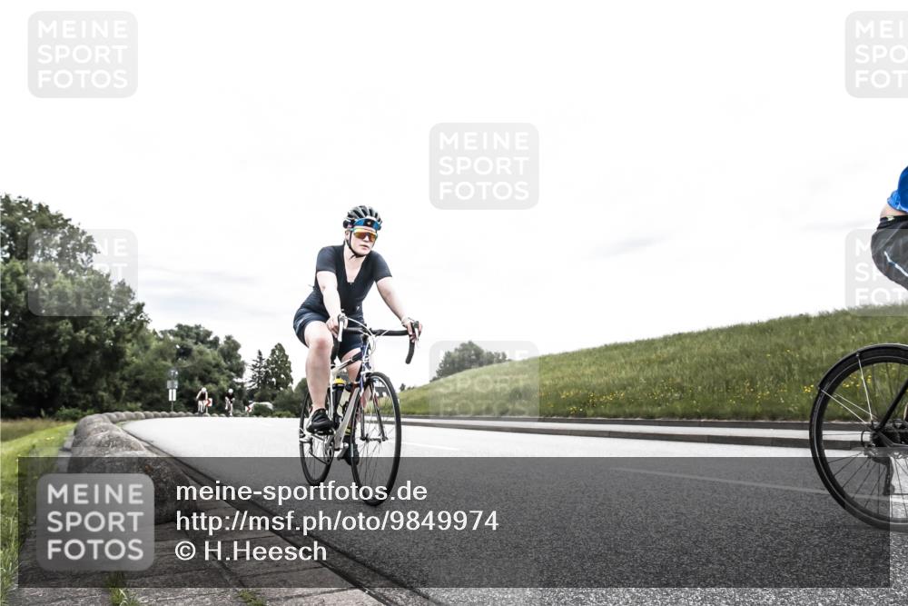 21.06.2026 - 29. Vierlanden-Triathlon H.Heesch http://msf.ph/oto/9849974 21.06.2026 10:28:33 Radfahren 51, 55, 61, 78, 99, 106, 197, 387, 535, 561, 592, 606, 616 meine-sportfotos.de