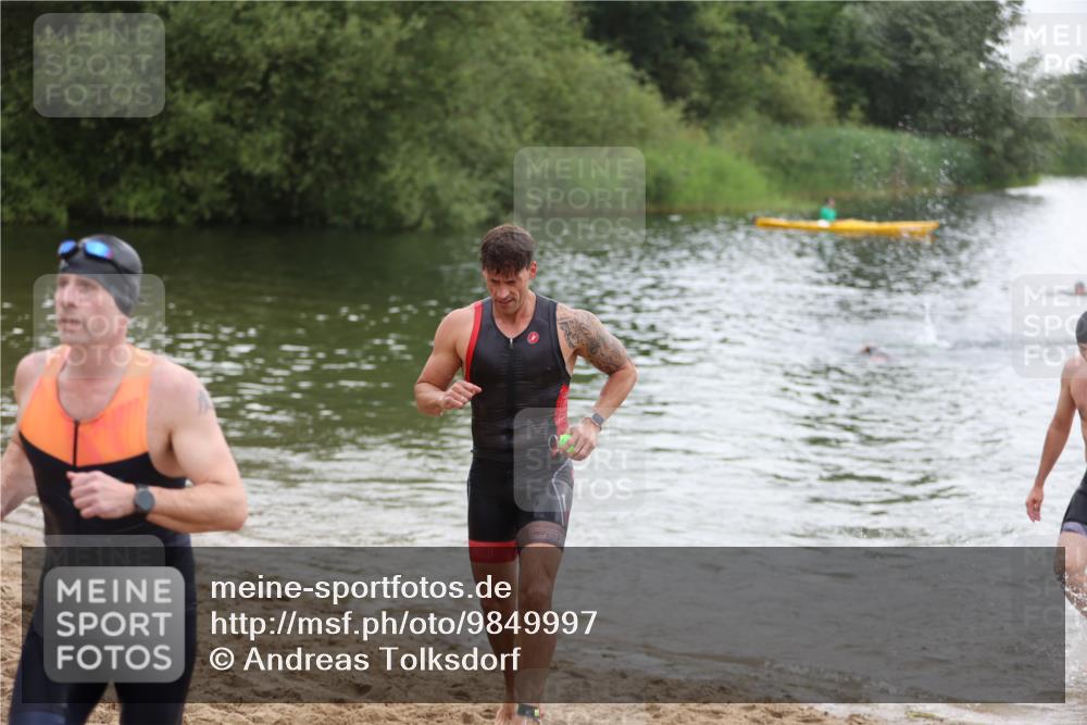 21.06.2026 - 29. Vierlanden-Triathlon Andreas Tolksdorf http://msf.ph/oto/9849997 21.06.2026 10:08:33 Schwimmen 403, 418, 422, 432, 1356 meine-sportfotos.de