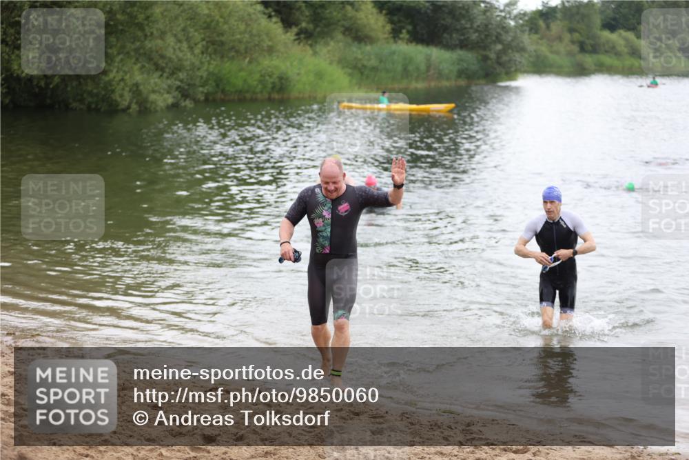 21.06.2026 - 29. Vierlanden-Triathlon Andreas Tolksdorf http://msf.ph/oto/9850060 21.06.2026 10:09:11 Schwimmen 406, 435, 439, 470 meine-sportfotos.de