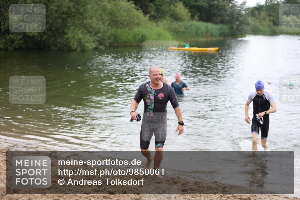 21.06.2026 - 29. Vierlanden-Triathlon Andreas Tolksdorf http://msf.ph/oto/9850061 21.06.2026 10:09:12 Schwimmen 406, 435, 439, 470 meine-sportfotos.de