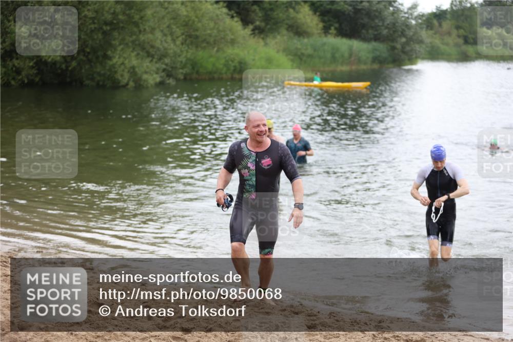 21.06.2026 - 29. Vierlanden-Triathlon Andreas Tolksdorf http://msf.ph/oto/9850068 21.06.2026 10:09:12 Schwimmen 406, 435, 439, 470 meine-sportfotos.de