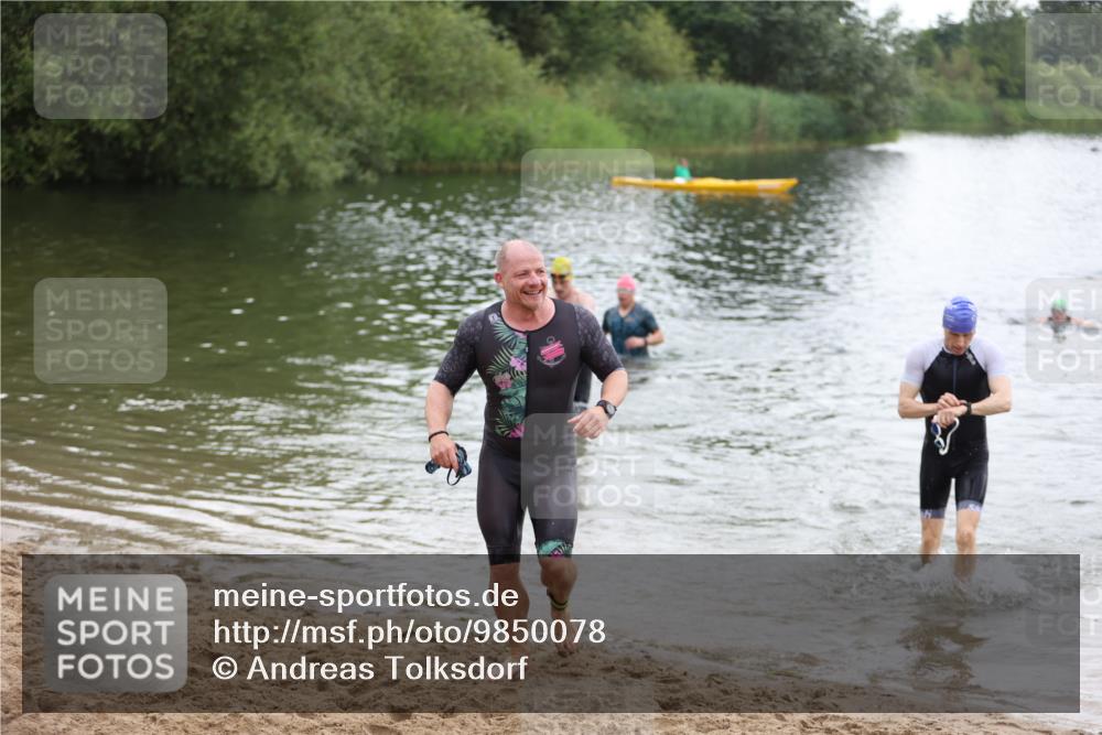 21.06.2026 - 29. Vierlanden-Triathlon Andreas Tolksdorf http://msf.ph/oto/9850078 21.06.2026 10:09:12 Schwimmen 406, 435, 439, 470 meine-sportfotos.de