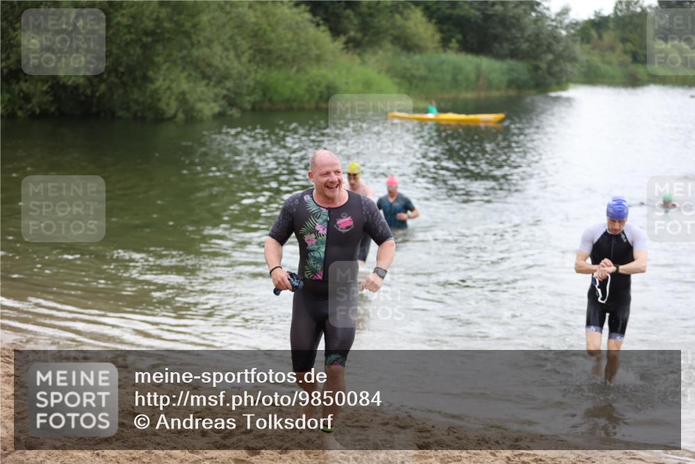 21.06.2026 - 29. Vierlanden-Triathlon Andreas Tolksdorf http://msf.ph/oto/9850084 21.06.2026 10:09:12 Schwimmen 406, 435, 439, 470 meine-sportfotos.de