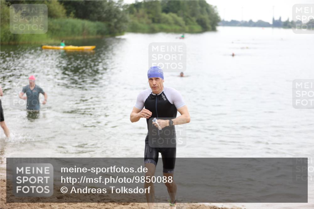 21.06.2026 - 29. Vierlanden-Triathlon Andreas Tolksdorf http://msf.ph/oto/9850088 21.06.2026 10:09:15 Schwimmen 406, 435, 439, 470 meine-sportfotos.de