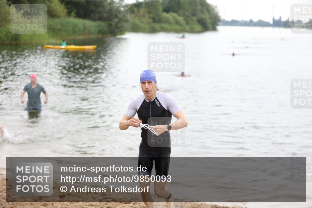 21.06.2026 - 29. Vierlanden-Triathlon Andreas Tolksdorf http://msf.ph/oto/9850093 21.06.2026 10:09:15 Schwimmen 406, 435, 439, 470 meine-sportfotos.de