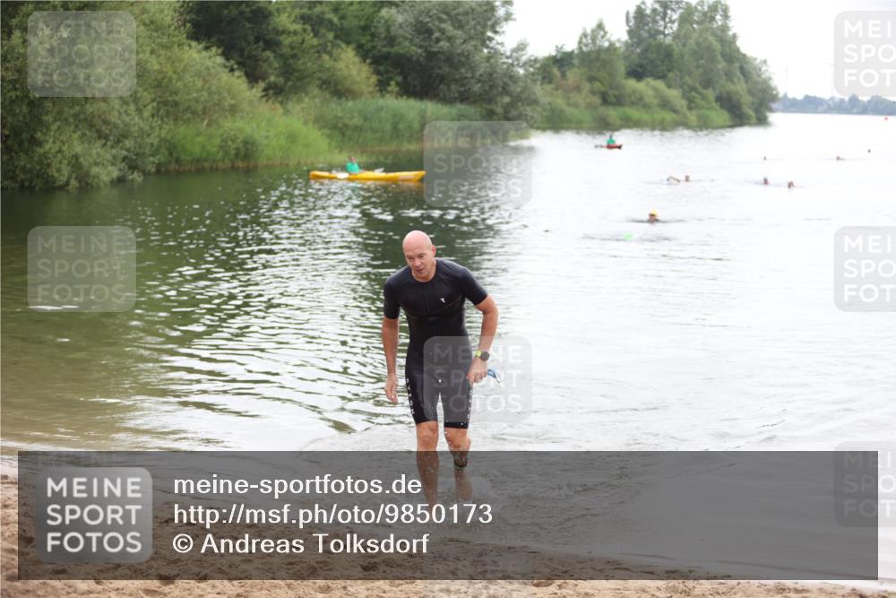 21.06.2026 - 29. Vierlanden-Triathlon Andreas Tolksdorf http://msf.ph/oto/9850173 21.06.2026 10:10:25 Schwimmen 412 meine-sportfotos.de