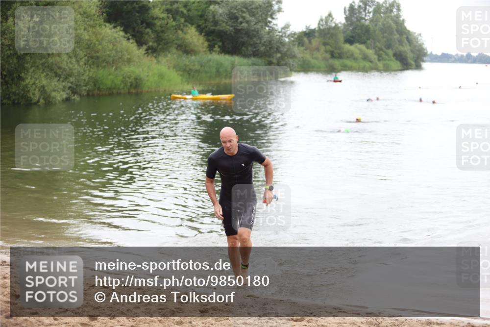 21.06.2026 - 29. Vierlanden-Triathlon Andreas Tolksdorf http://msf.ph/oto/9850180 21.06.2026 10:10:25 Schwimmen 412 meine-sportfotos.de