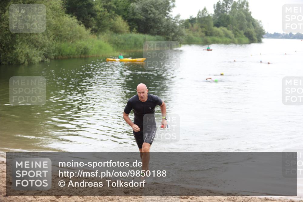 21.06.2026 - 29. Vierlanden-Triathlon Andreas Tolksdorf http://msf.ph/oto/9850188 21.06.2026 10:10:25 Schwimmen 412 meine-sportfotos.de